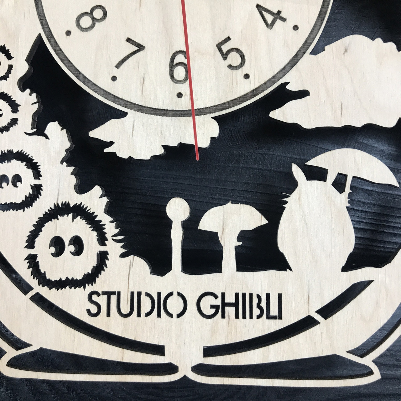Очаровательные дизайнерские деревянные часы на стену «Студия Гибли» - фото 4 - id-p948234757
