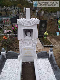 Памятник женщине из белого мрамора с крестом и лилиями. Мраморный памятник г. Суммы 1