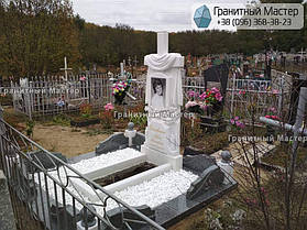 Памятник женщине из белого мрамора с крестом и лилиями. Мраморный памятник г. Суммы 4