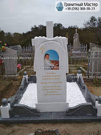 Памятник женщине из белого мрамора с крестом и лилиями. Мраморный памятник г. Суммы 7