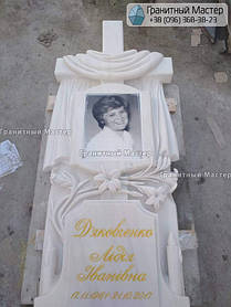 Памятник женщине из белого мрамора с крестом и лилиями. Мраморный памятник г. Суммы 10