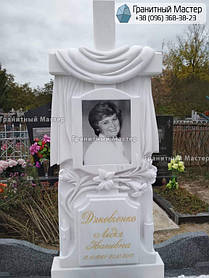 Памятник женщине из белого мрамора с крестом и лилиями. Мраморный памятник г. Суммы 2