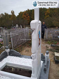 Памятник женщине из белого мрамора с крестом и лилиями. Мраморный памятник г. Суммы 8