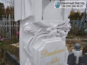 Памятник женщине из белого мрамора с крестом и лилиями. Мраморный памятник г. Суммы 11