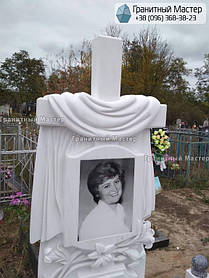 Памятник женщине из белого мрамора с крестом и лилиями. Мраморный памятник г. Суммы 12