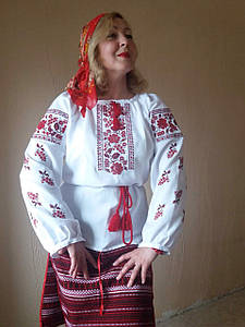 Блузка жіноча , біла , вишивка квіти "маки з калиною" матеріал шифон.