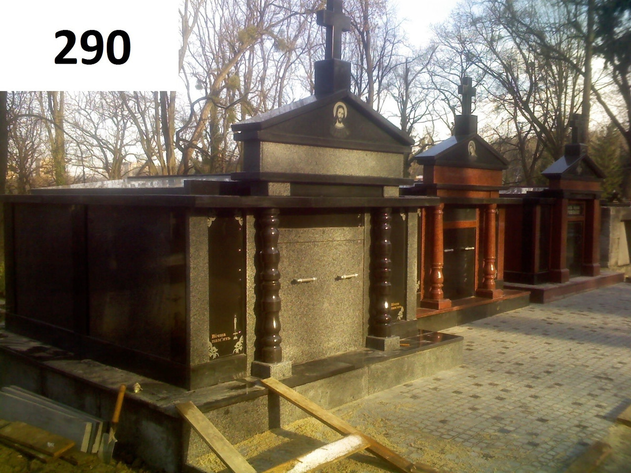Пам'ятник склеп з граніту лізник габро маславка "Архітектурна вічність" 3000*4000, фото 1
