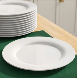 Белые тарелки и салатники