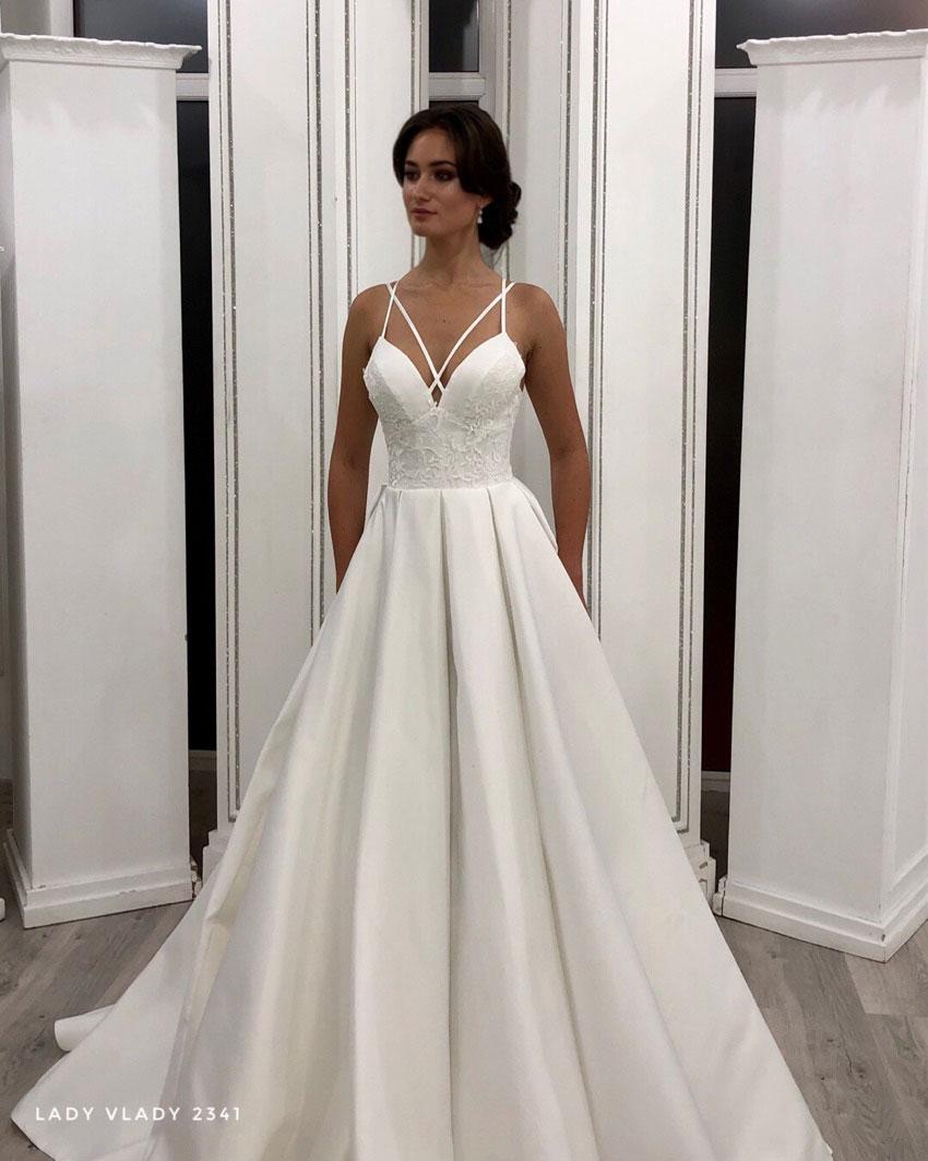 Атласное свадебное платье на тоненьких бретелях и со шлейфом Lady Vlady 2019
