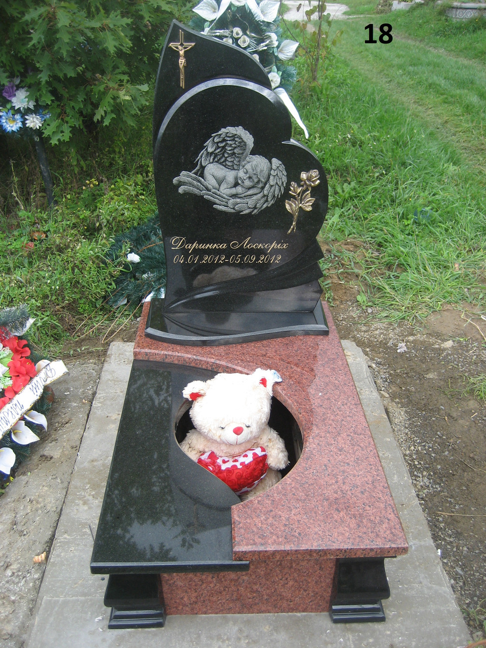 Детский памятник из черного и красного гранита сердце Маленький путешественник 600*1200 - фото 1 - id-p673874981
