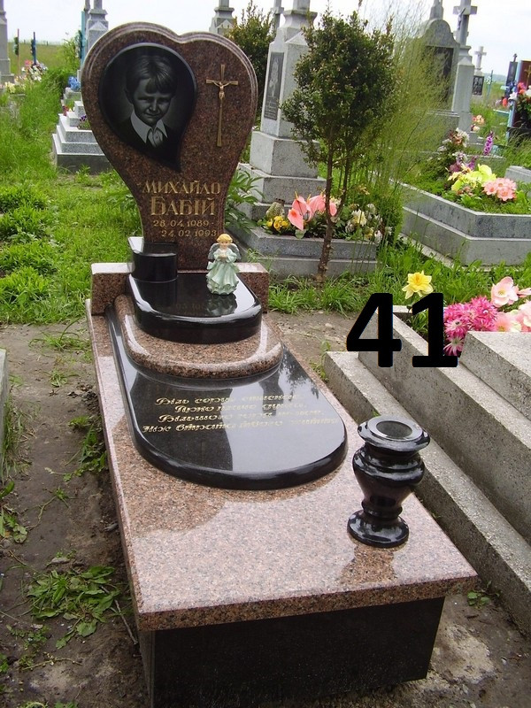 Дитячий пам'ятник серце із червоного та чорного граніту Камінь спогадів любові 800*1800