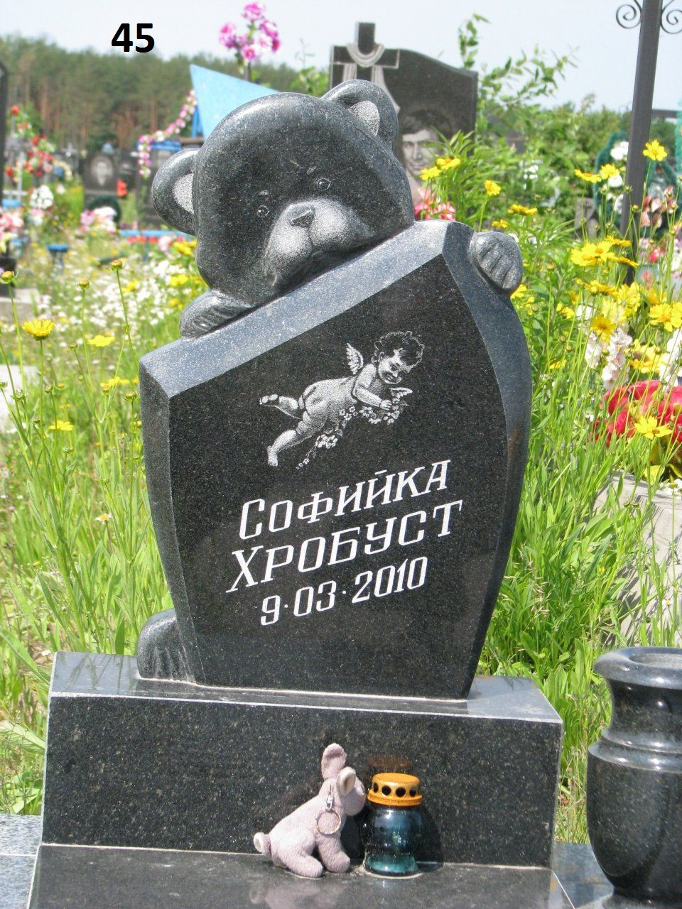 Дитячий пам'ятник ведмідь із граніту могилу закритий квітник