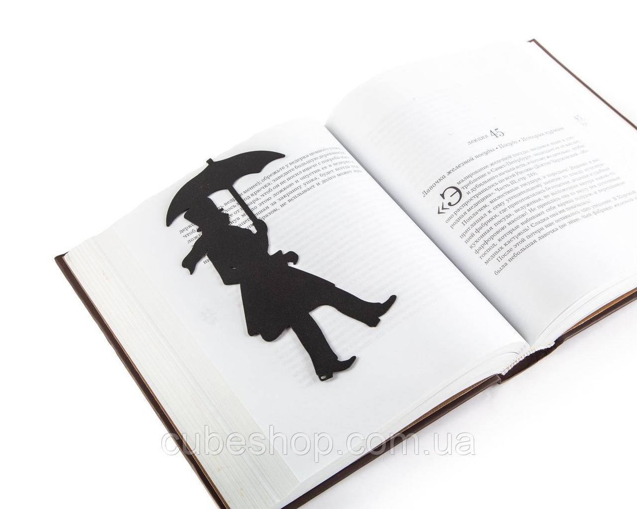 Металева закладка для книг Пушкін під дощем (чорна)