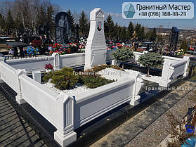 Памятник из белого мрамора женщине в с. Хотов, Киевской обл.  1