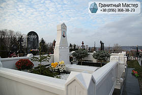 Памятник из белого мрамора женщине в с. Хотов, Киевской обл.  25