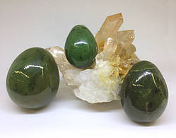 Яйце з нефриту велике