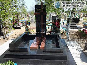 Памятник из черного и красного гранита с крестом 1