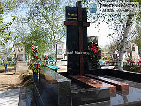 Памятник из черного и красного гранита с крестом 5