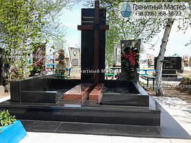 Памятник из черного и красного гранита с крестом 12