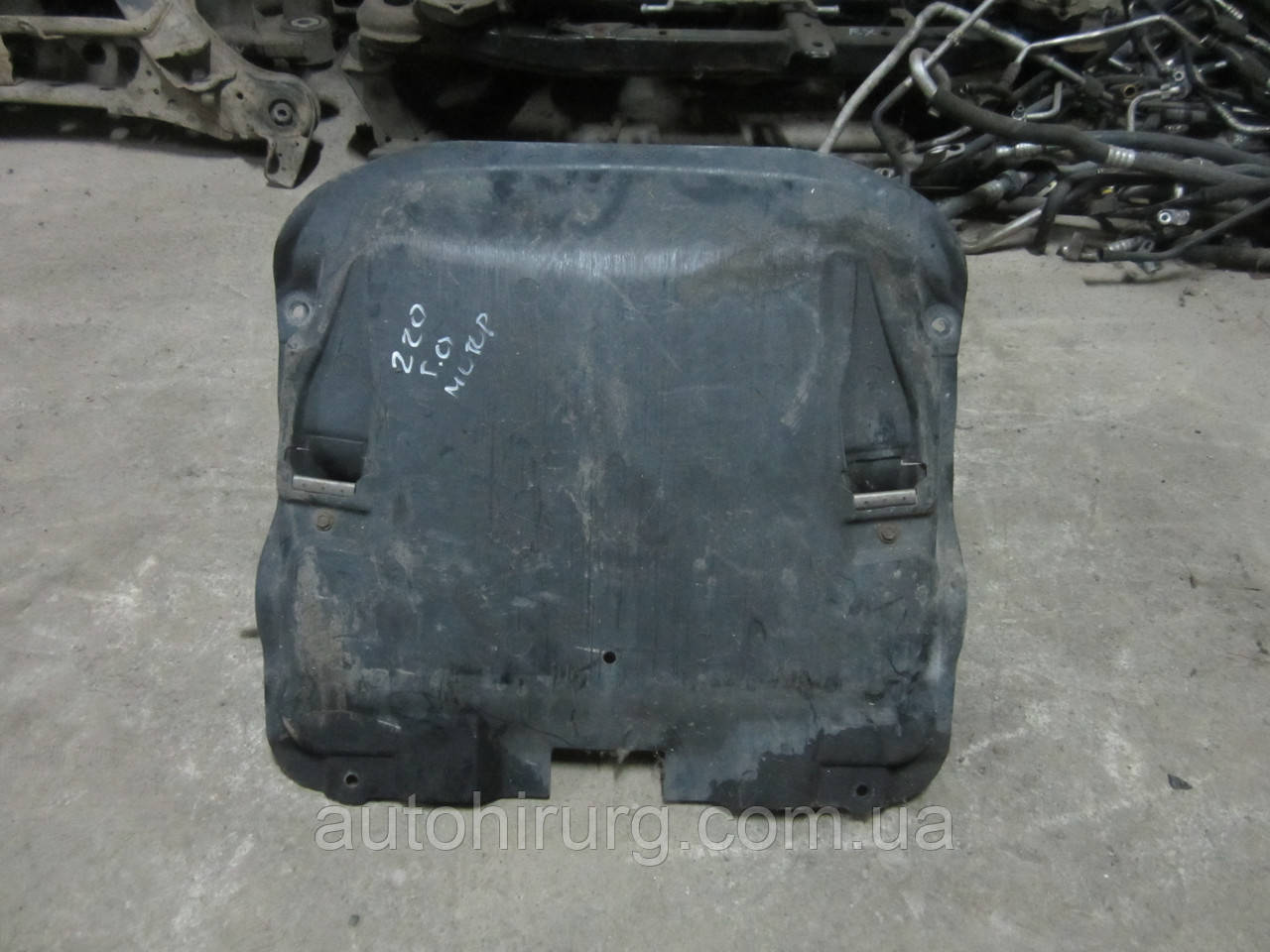 Центральний пильовик двигуна Mercedes W220 S-Class (2205240730)