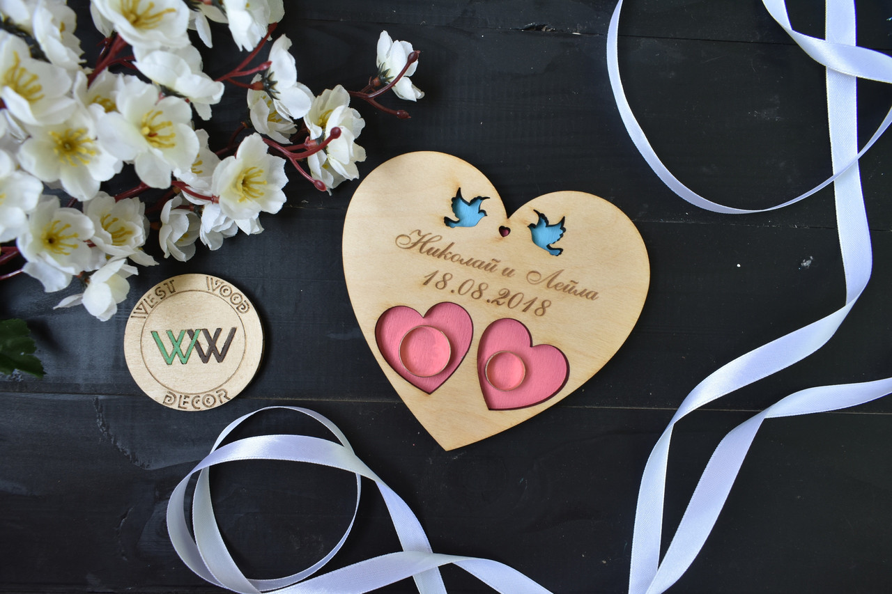 Блюдце, підставка для кілець з дерева з гравіюванням і голубами для весільної церемонії (серце) в кольорі, фото 1
