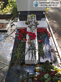 Памятник мужчине из мрамора и гранита. Киев, Лесное кладбище 3