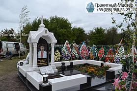 Памятник в виде церкви из мрамора. Полтавская обл., с. Плехов 4