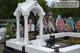 Памятник в виде церкви из мрамора. Полтавская обл., с. Плехов 5