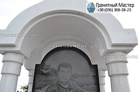 Памятник в виде церкви из мрамора. Полтавская обл., с. Плехов 9