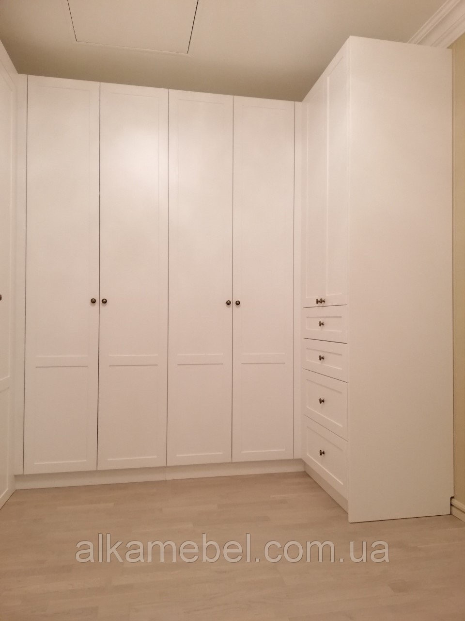 Гардеробна кімната в скандинавському стилі з дверима МДФ