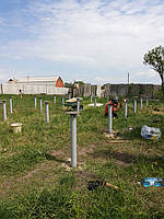 Оголовки приваривают строго в горизонтальной плоскости