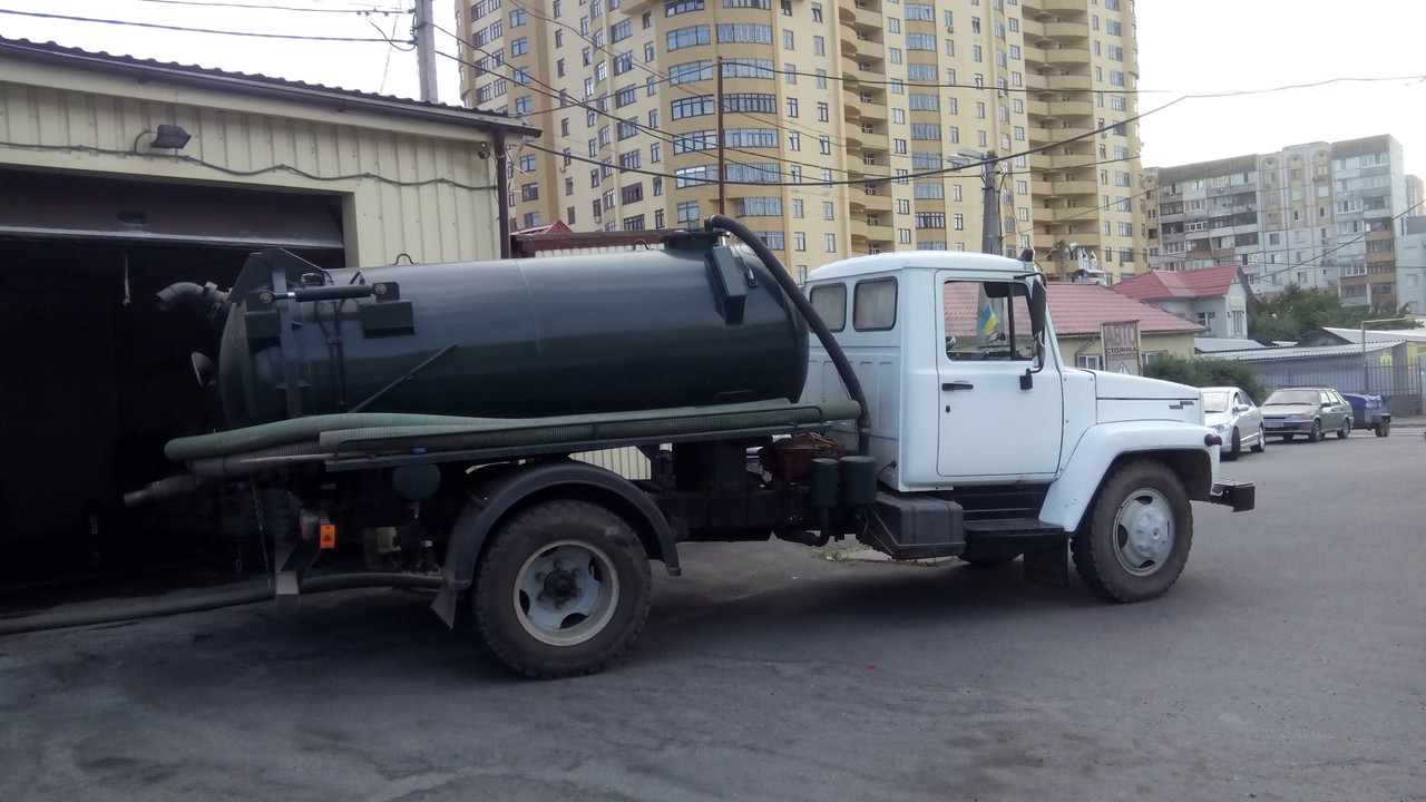 Выкачка ям автомойки от ила,грязи.