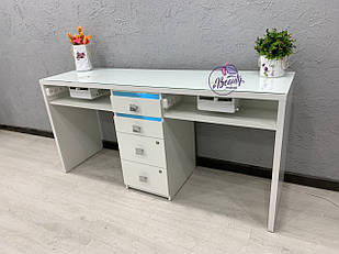 Широкий манікюрний стіл на два робочих місця з потужними витяжками і склом на стільниці