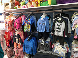 Стійка-вішалка пристінна для магазину дитячого одягу. Вішало. Торгове обладнання для магазину одягу