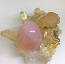 Яйце з рожевого кварцу мале