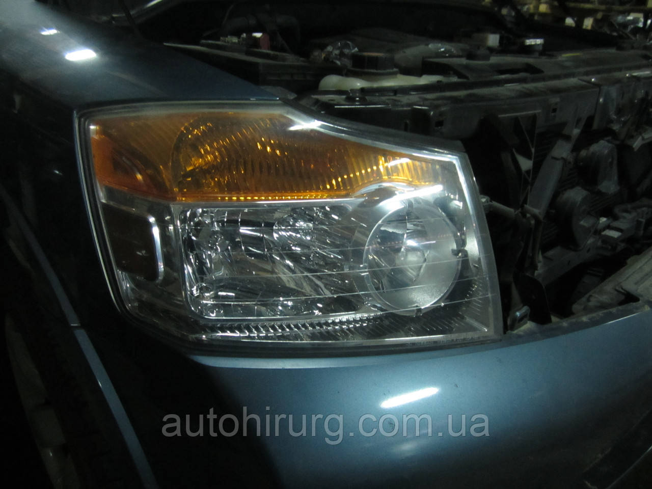 Передня права фара Nissan Armada