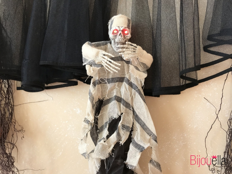 Підвісний череп прикраса вдома, вечірки на хеллоуїн "ЗАКЛЮЧЕННИЙ З МІГАЮЧІМИ ГЛАЗАМІ І СМАКОМ"