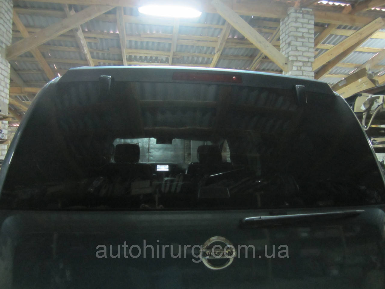 Скло кришки багажника Nissan Armada