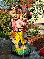 Садовая фигура: мальчик с девочкой