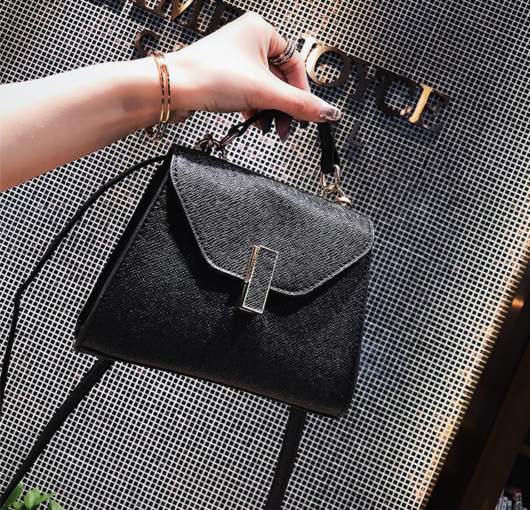 Маленька чорна сумочка на довгому ремінці, фото 1