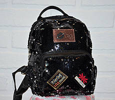 Чорний жіночий рюкзак із двосторонніми паєтками чорними, сріблястими, з нашивками