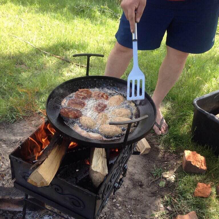 Круглая сковорода для костра. Сковорода садж из диска бороны. Сковорода гриль с отверстиями. Сковорода для мангала. Чугунная сковорода weber gbs.