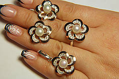 Комплект срібних прикрас із золотом і перлами у формі квітки — сережки та кільце, фото 3