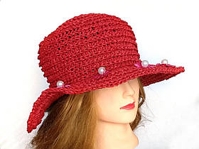 Капелюх жіночий з рафії, Червоний капелюх з квітками та перлинами.