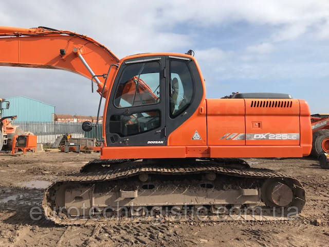 Гусеничный экскаватор Doosan DX225LC.