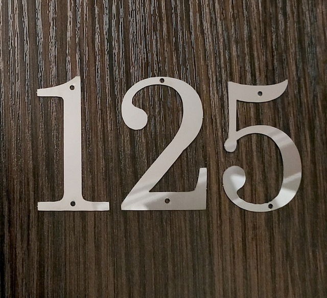 Цифры номера на двери квартиры. Номерок на дверь. Номер квартиры на дверь. Цифры на дверь квартиры. Цифры на входную дверь.