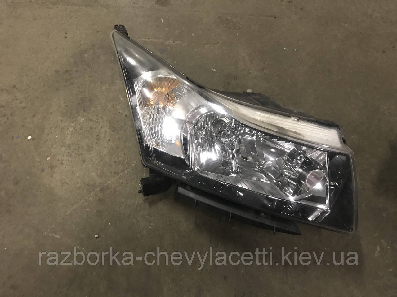 Фара права Chevrolet Cruze 96828237