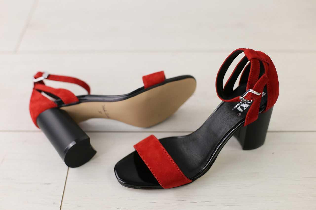 Велюровые женские босоножки модные яркие стильные на высоком каблуке в красном цвете - фото 2 - id-p958403975