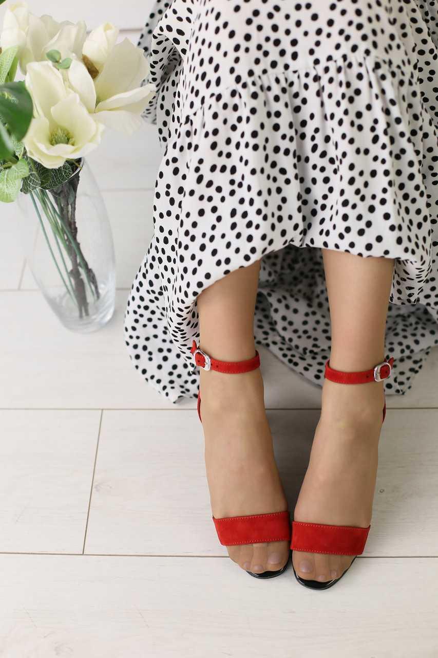 Велюрові жіночі босоніжки модні яскраві стильні на високих підборах у червоному кольорі - фото 5 - id-p958403975
