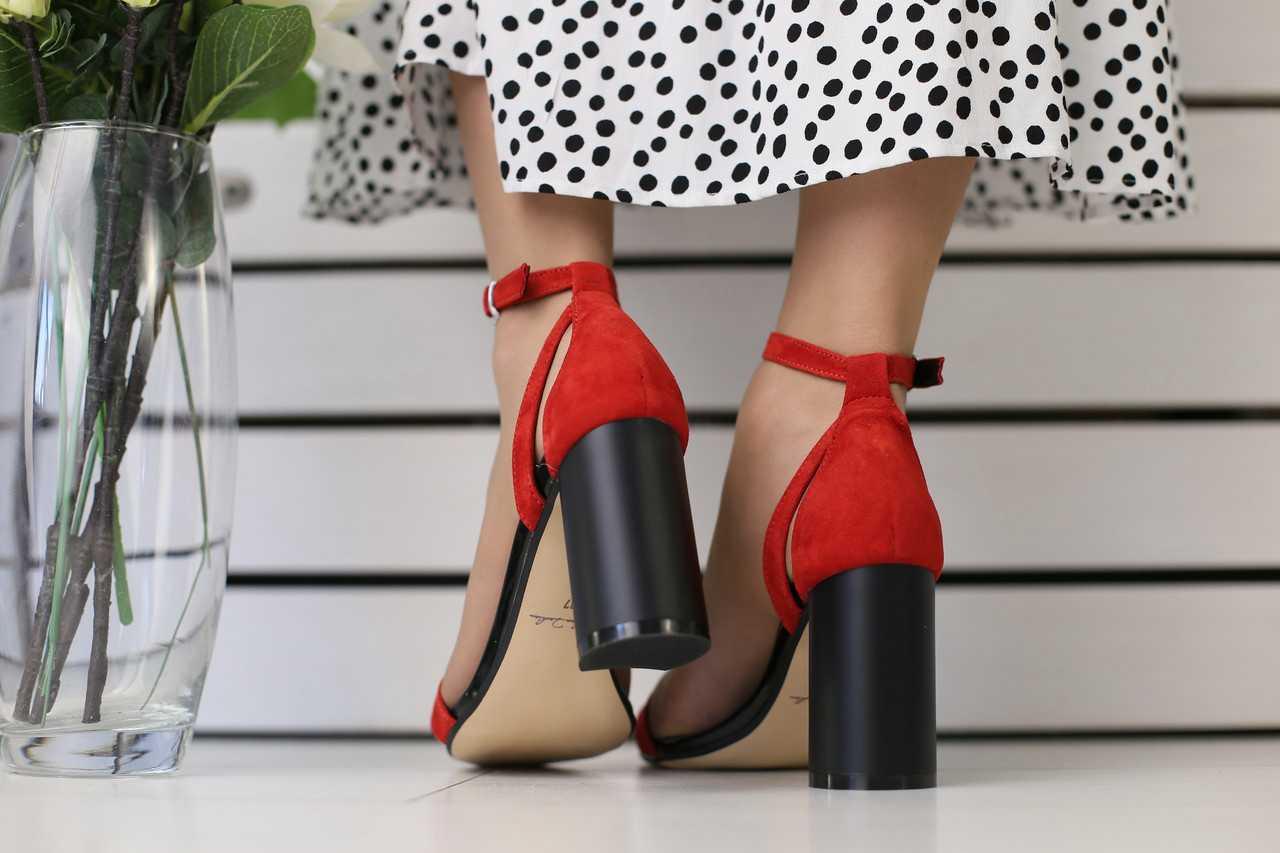 Велюровые женские босоножки модные яркие стильные на высоком каблуке в красном цвете - фото 6 - id-p958403975